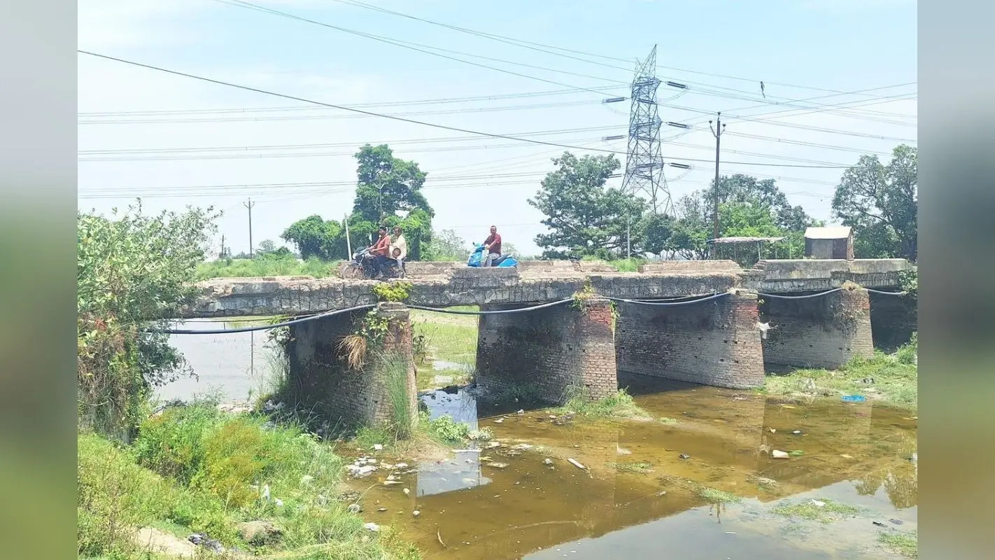Gopalganj News: नया मॉडल ब्लॉक भवन बनाने से पहले ध्वस्त कर दिया पुराना कार्यालय, दफ्तर ढूंढने में छूट रहा लोगों का पसीना